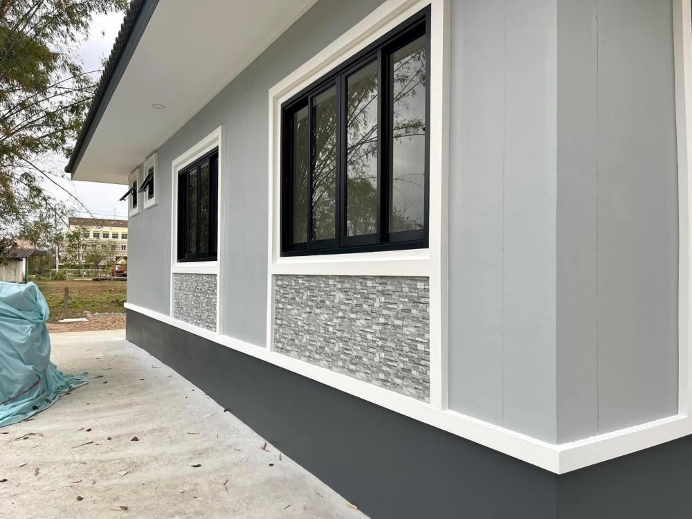 บ้านทรงปั้นหยา 3 ห้องนอน ระเบียงหน้าบ้านและที่จอดรถ