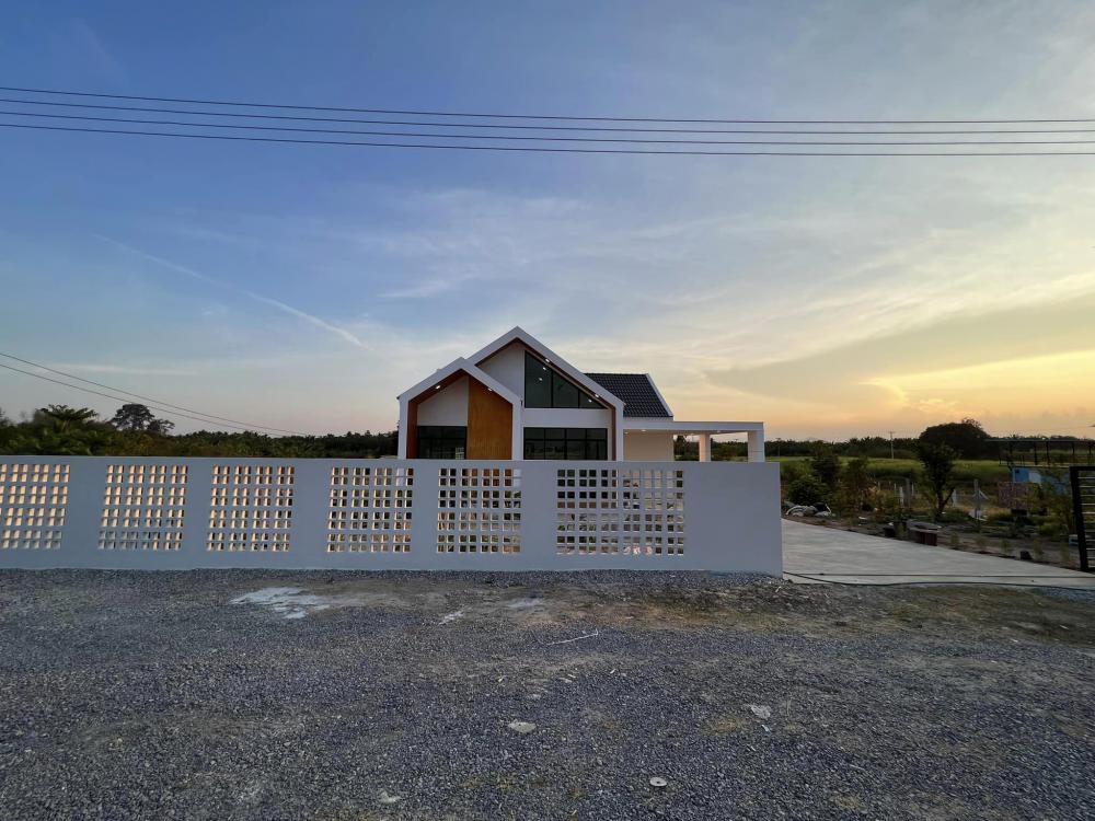 บ้านนอร์ดิก มินิมอล มีที่จอดรถ และรั้วมินิมอล