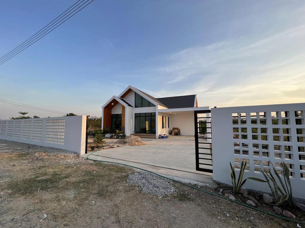 บ้านนอร์ดิก มินิมอล มีที่จอดรถ และรั้วมินิมอล