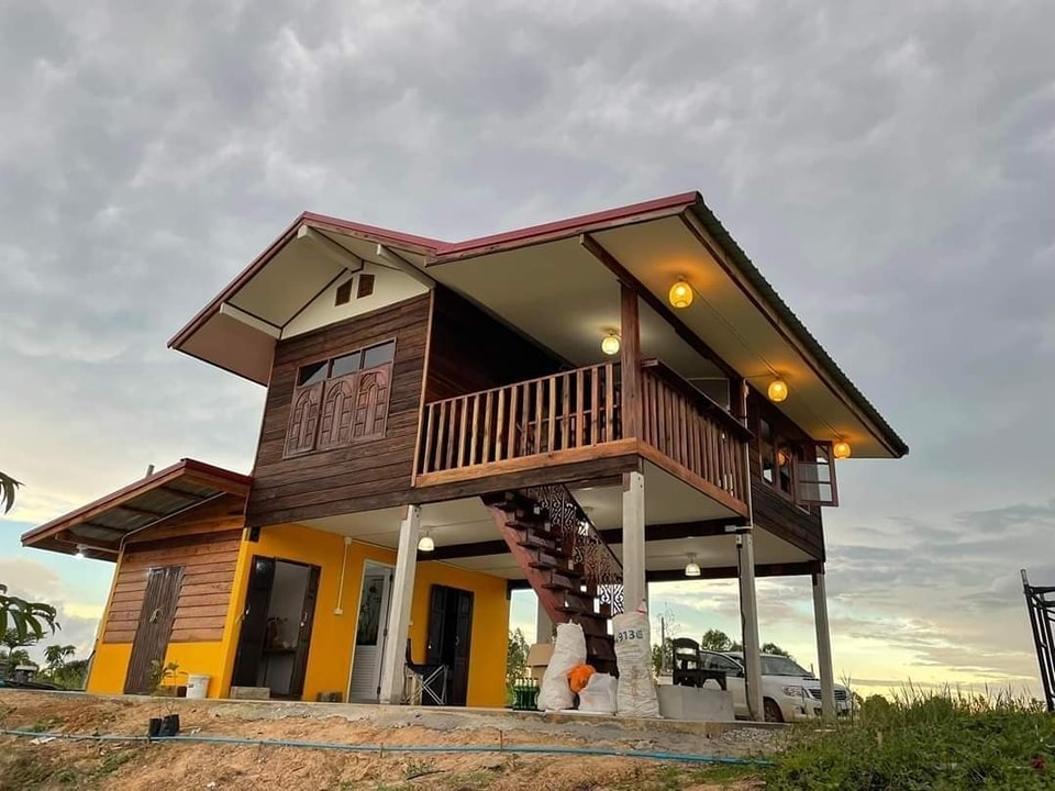 ไอเดียบ้านกลางสวน 2 ชั้น ครึ่งปูนครึ่งไม้ ด้านบนโถงมีบาร์นั่ง