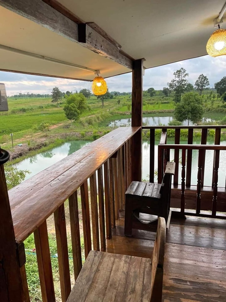 ไอเดียบ้านกลางสวน 2 ชั้น ครึ่งปูนครึ่งไม้ ด้านบนโถงมีบาร์นั่ง