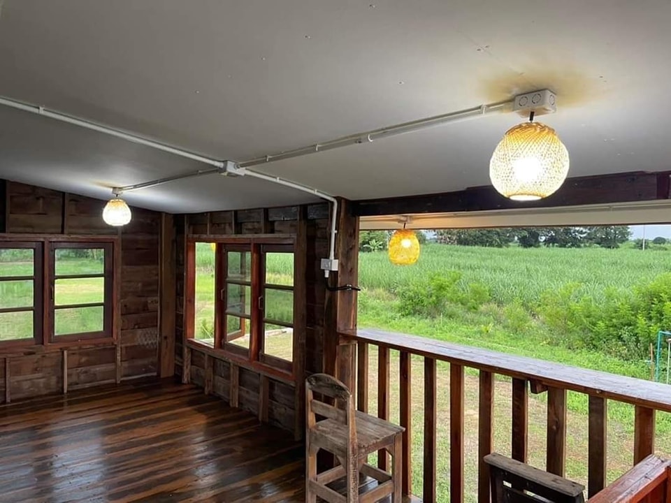 ไอเดียบ้านกลางสวน 2 ชั้น ครึ่งปูนครึ่งไม้ ด้านบนโถงมีบาร์นั่ง