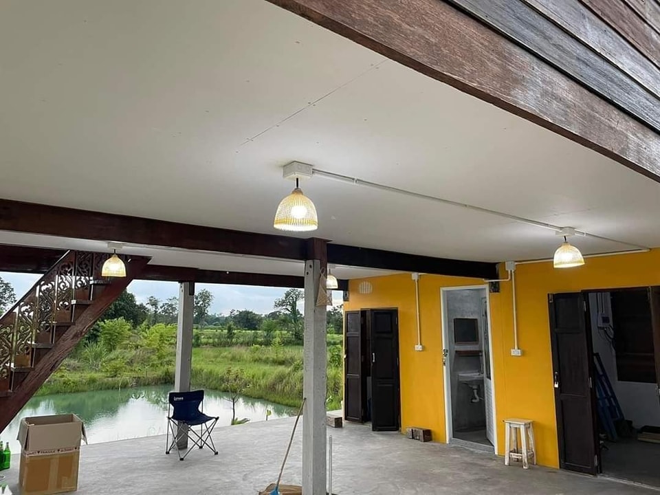 ไอเดียบ้านกลางสวน 2 ชั้น ครึ่งปูนครึ่งไม้ ด้านบนโถงมีบาร์นั่ง