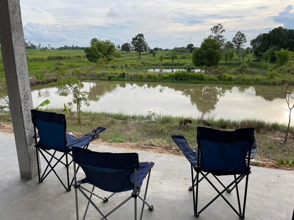 ไอเดียบ้านกลางสวน 2 ชั้น ครึ่งปูนครึ่งไม้ ด้านบนโถงมีบาร์นั่ง