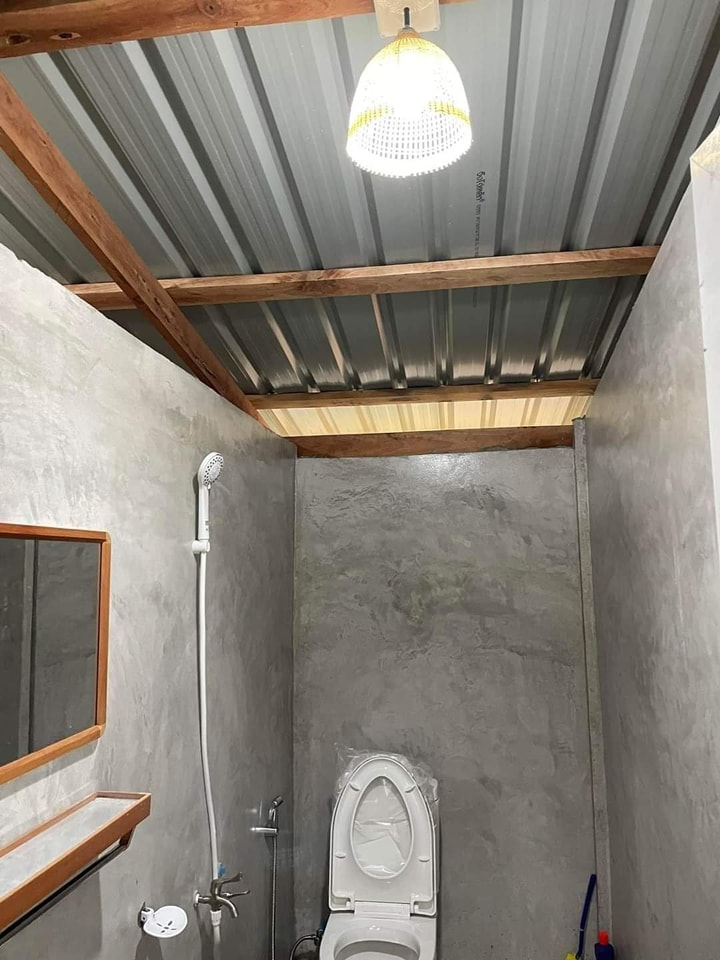 ไอเดียบ้านกลางสวน 2 ชั้น ครึ่งปูนครึ่งไม้ ด้านบนโถงมีบาร์นั่ง