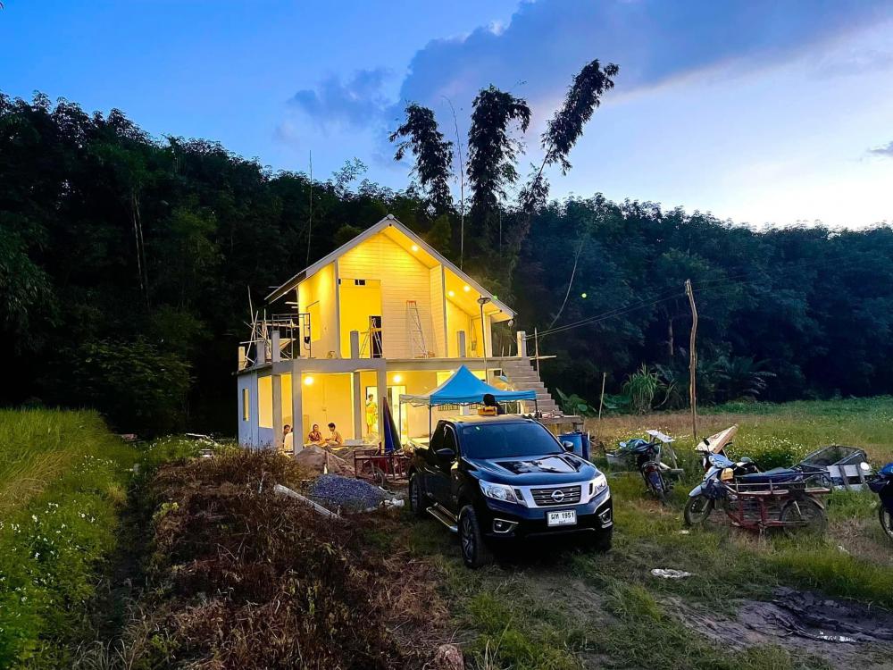 บ้านสวนสไตล์นอร์ดิกสองชั้น ด้านบนบ้านมีระเบียงเดิน แต่งสวยมาก