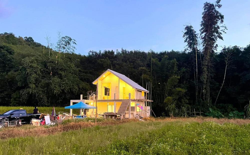 บ้านสวนสไตล์นอร์ดิกสองชั้น ด้านบนบ้านมีระเบียงเดิน แต่งสวยมาก