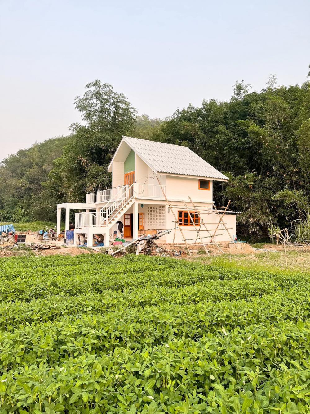 บ้านสวนสไตล์นอร์ดิกสองชั้น ด้านบนบ้านมีระเบียงเดิน แต่งสวยมาก