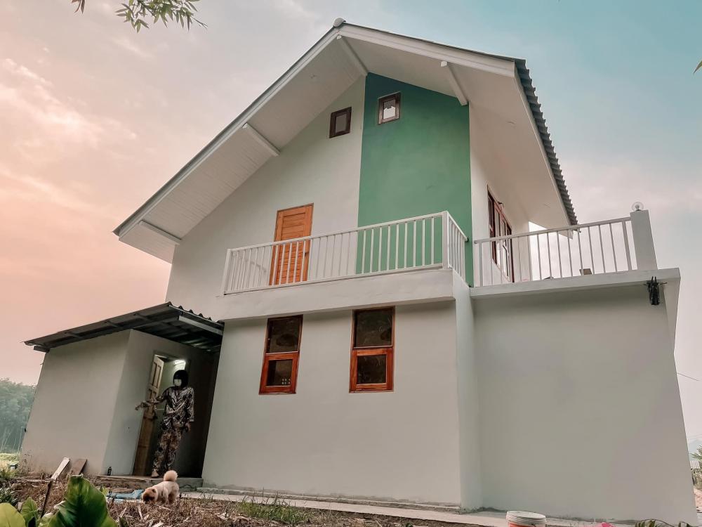บ้านสวนสไตล์นอร์ดิกสองชั้น ด้านบนบ้านมีระเบียงเดิน แต่งสวยมาก