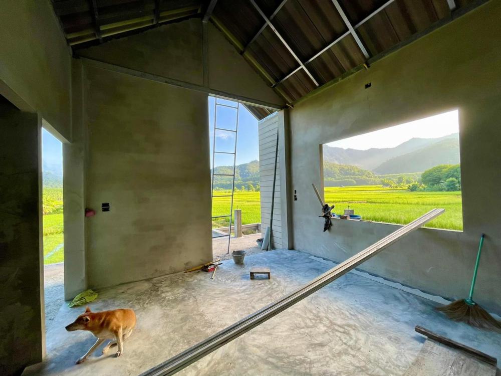 บ้านสวนสไตล์นอร์ดิกสองชั้น ด้านบนบ้านมีระเบียงเดิน แต่งสวยมาก