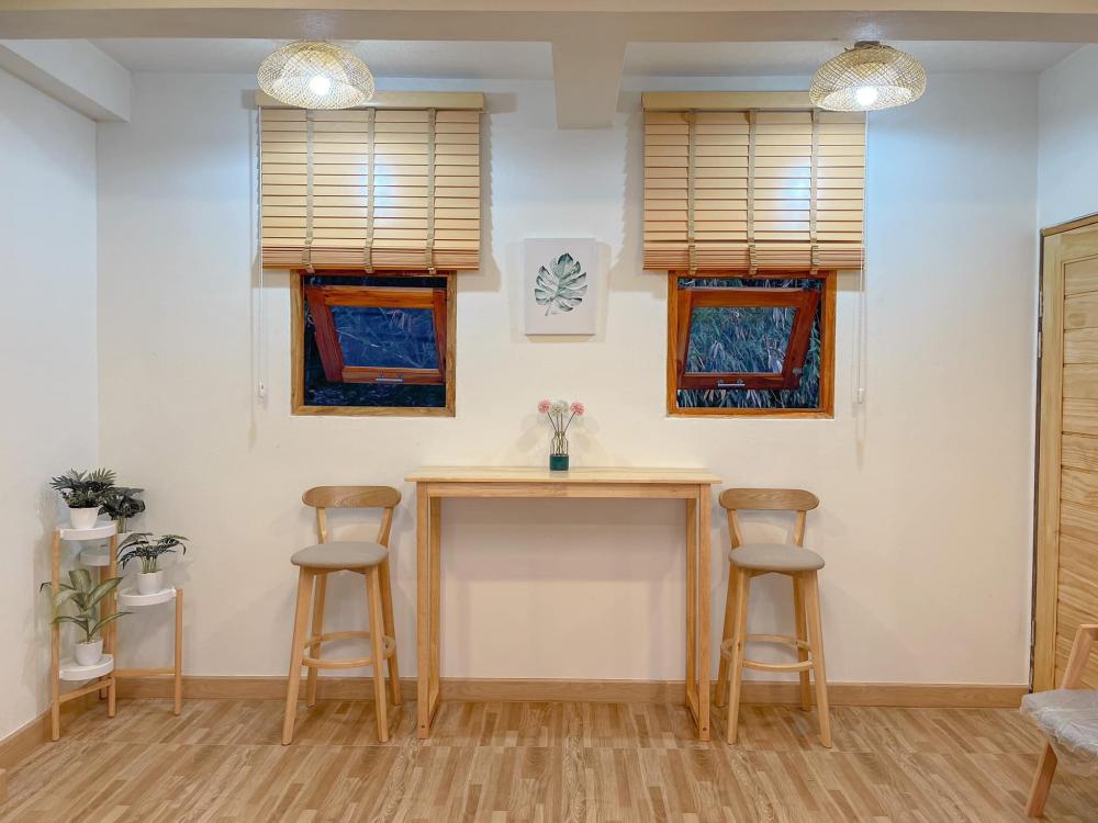 บ้านสวนสไตล์นอร์ดิกสองชั้น ด้านบนบ้านมีระเบียงเดิน แต่งสวยมาก