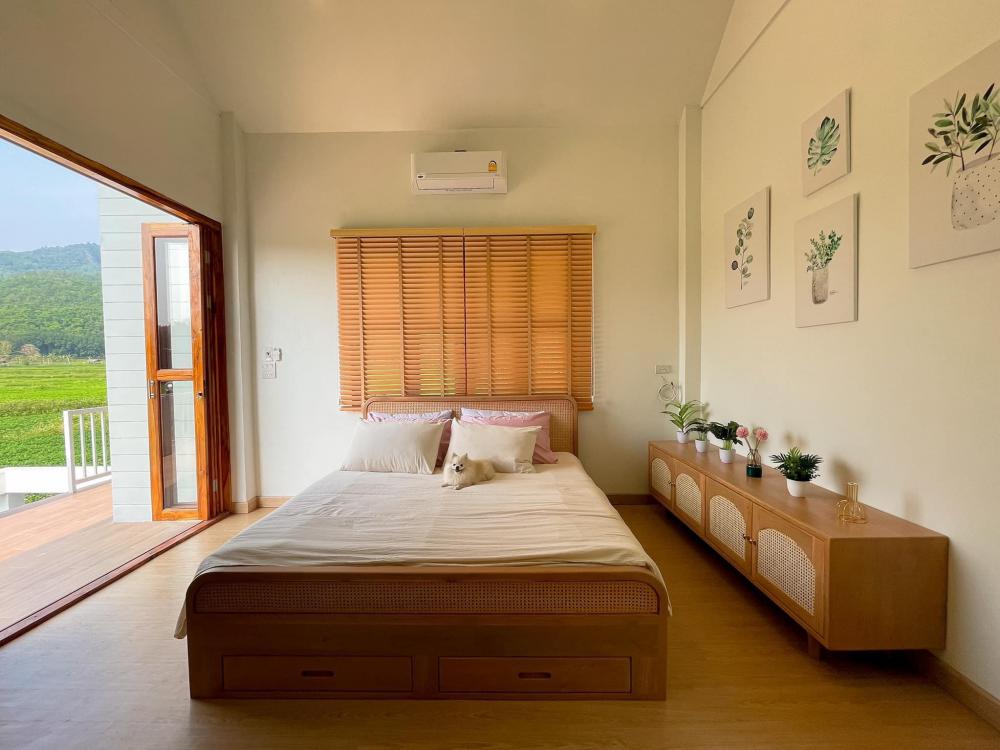 บ้านสวนสไตล์นอร์ดิกสองชั้น ด้านบนบ้านมีระเบียงเดิน แต่งสวยมาก