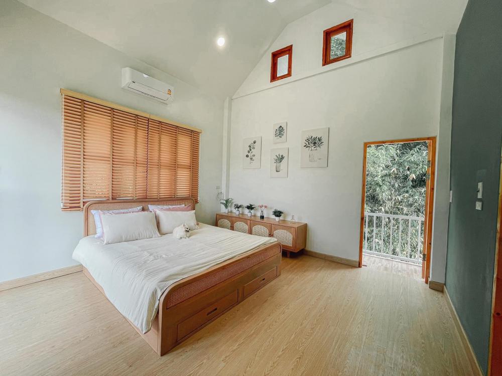 บ้านสวนสไตล์นอร์ดิกสองชั้น ด้านบนบ้านมีระเบียงเดิน แต่งสวยมาก