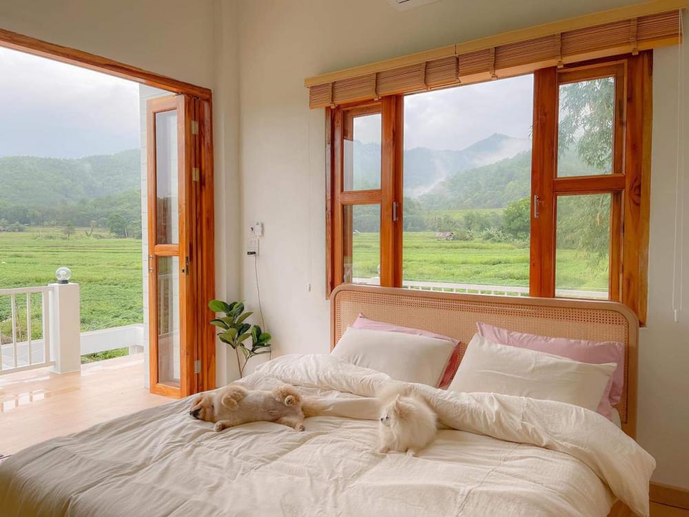 บ้านสวนสไตล์นอร์ดิกสองชั้น ด้านบนบ้านมีระเบียงเดิน แต่งสวยมาก