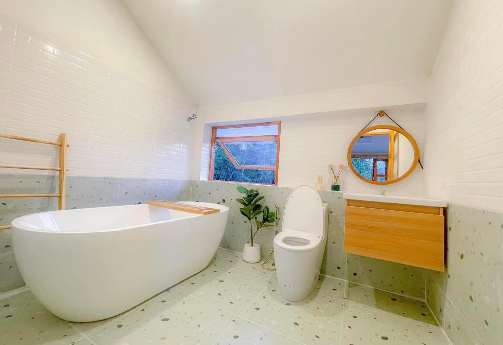 บ้านสวนสไตล์นอร์ดิกสองชั้น ด้านบนบ้านมีระเบียงเดิน แต่งสวยมาก