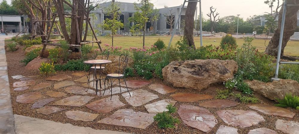 จัดสวนข้างถนน