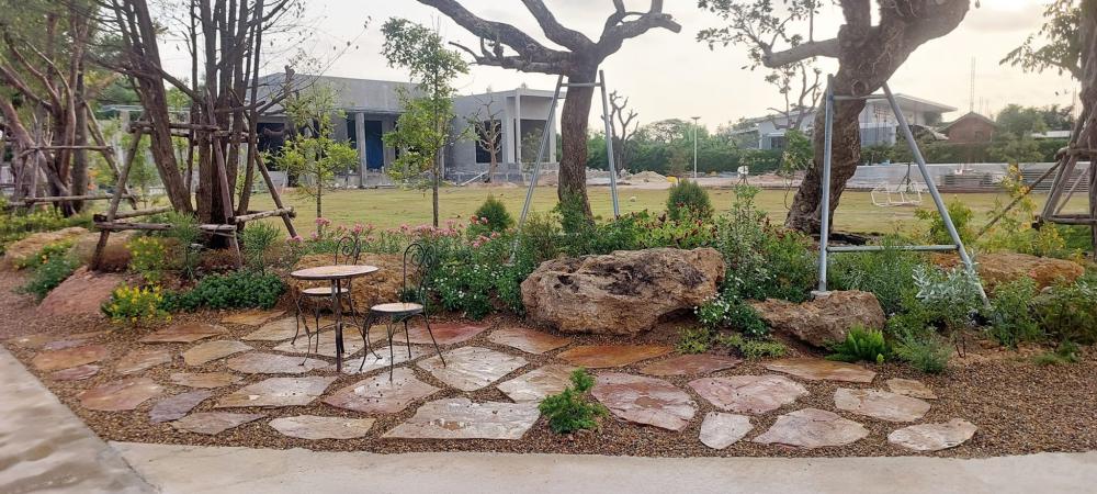 จัดสวนข้างถนน