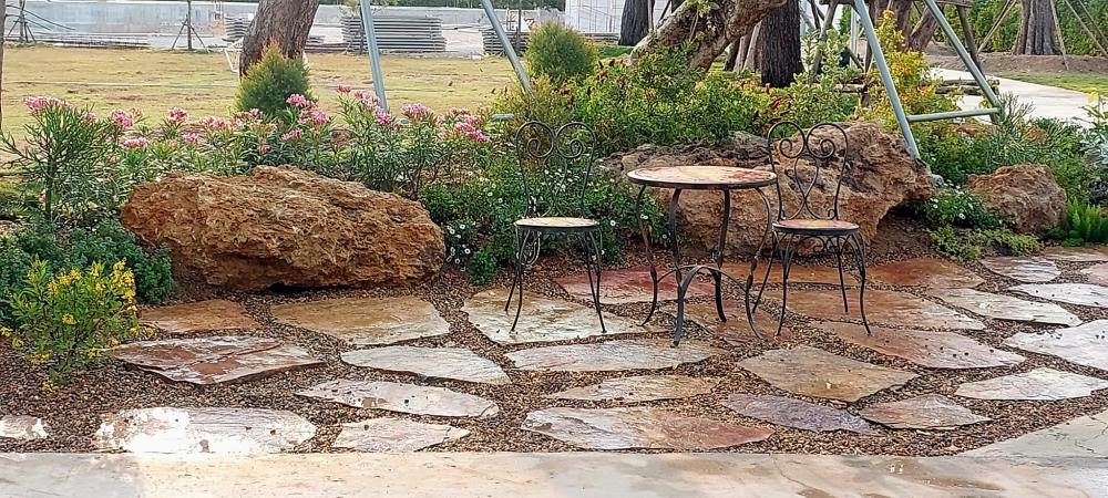 จัดสวนข้างถนน