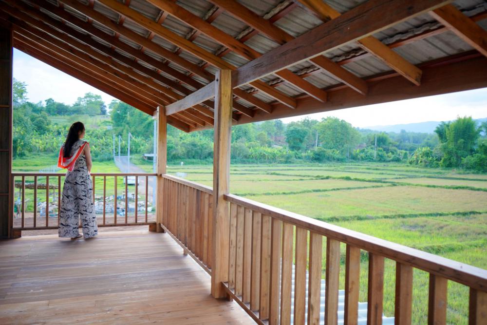 ไอเดียบ้านไม้สวย 2 ชั้นกลางทุ่ง