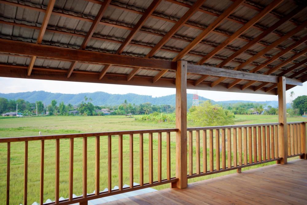 ไอเดียบ้านไม้สวย 2 ชั้นกลางทุ่ง