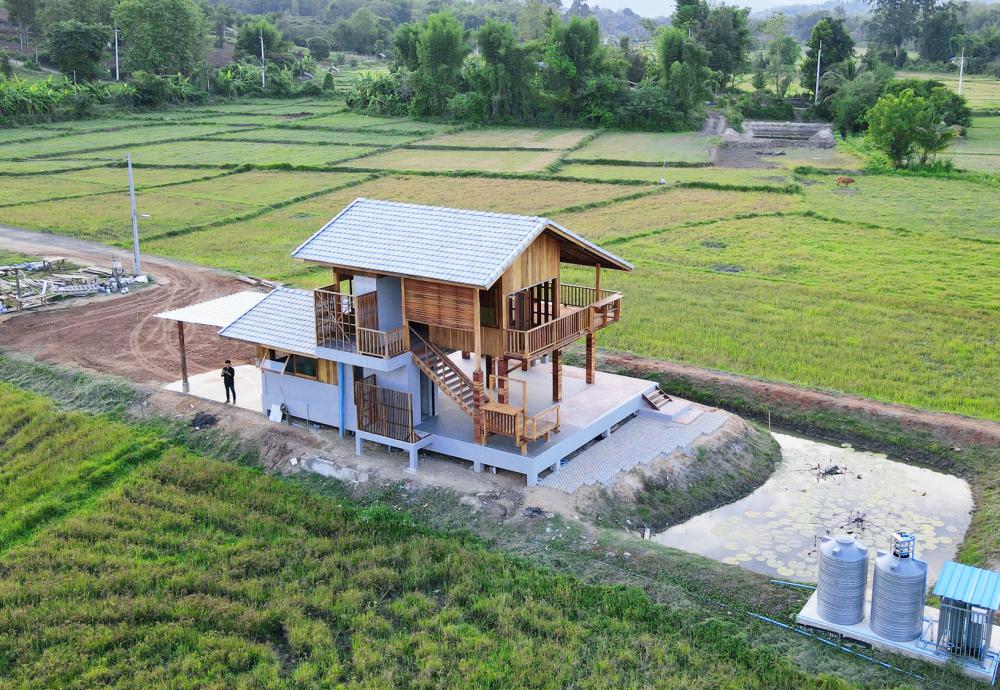 ไอเดียบ้านไม้สวย 2 ชั้นกลางทุ่ง