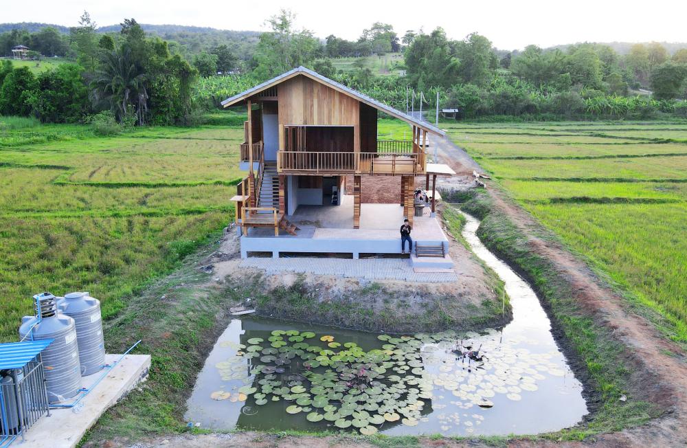 ไอเดียบ้านไม้สวย 2 ชั้นกลางทุ่ง