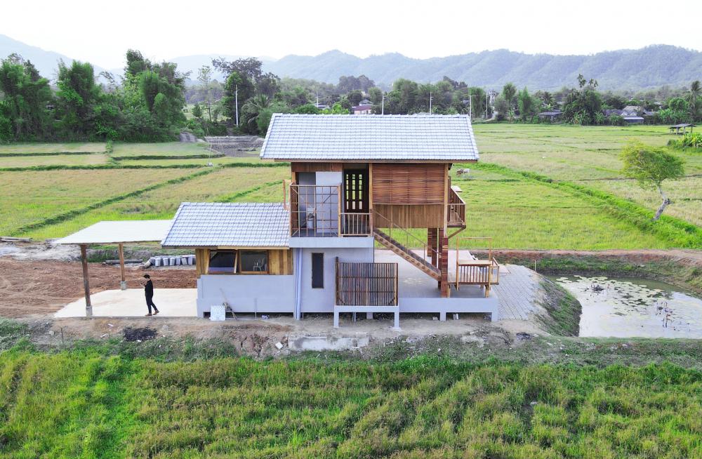ไอเดียบ้านไม้สวย 2 ชั้นกลางทุ่ง