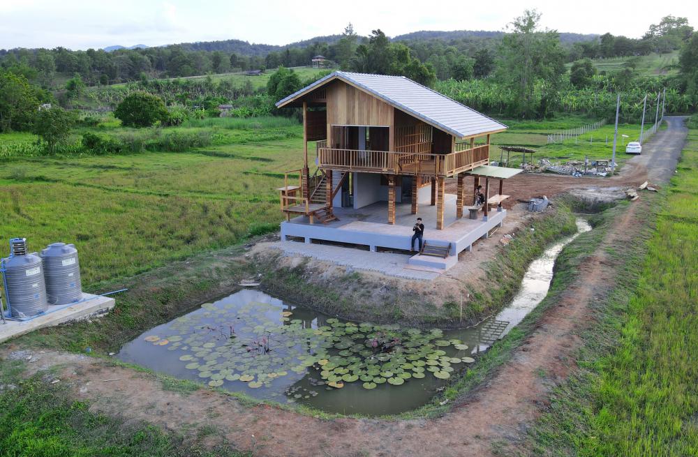 ไอเดียบ้านไม้สวย 2 ชั้นกลางทุ่ง