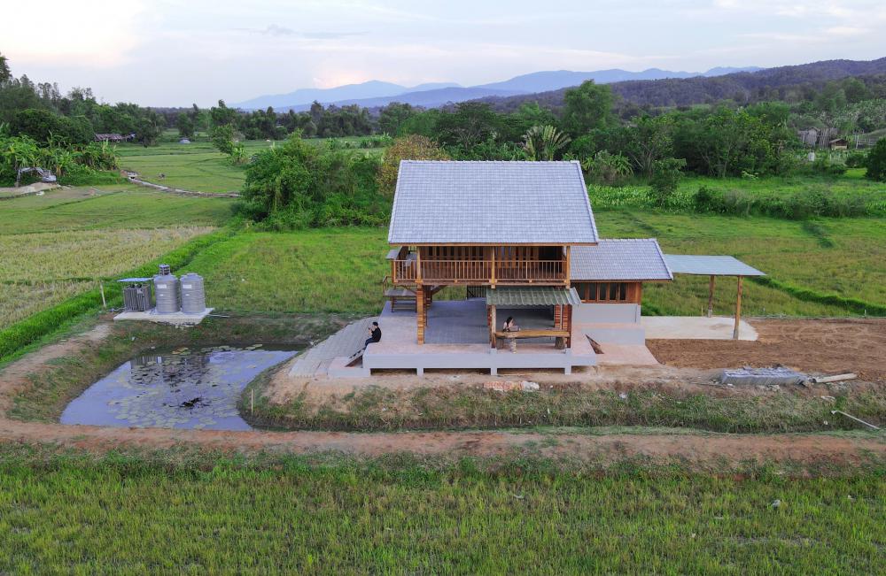 ไอเดียบ้านไม้สวย 2 ชั้นกลางทุ่ง