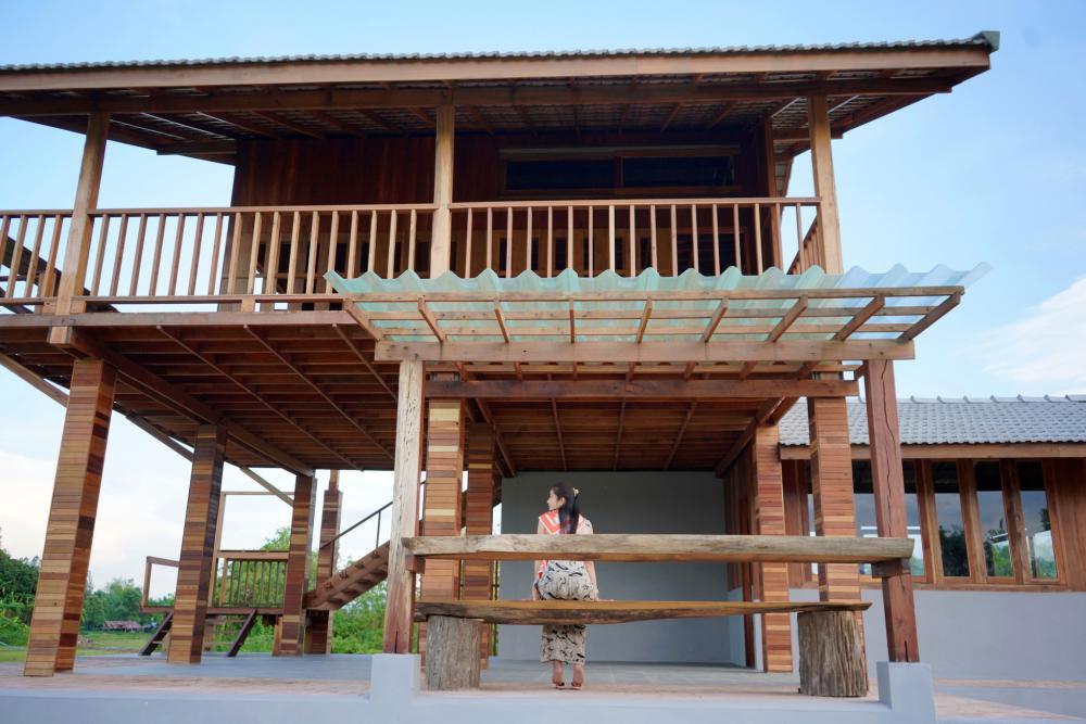 ไอเดียบ้านไม้สวย 2 ชั้นกลางทุ่ง