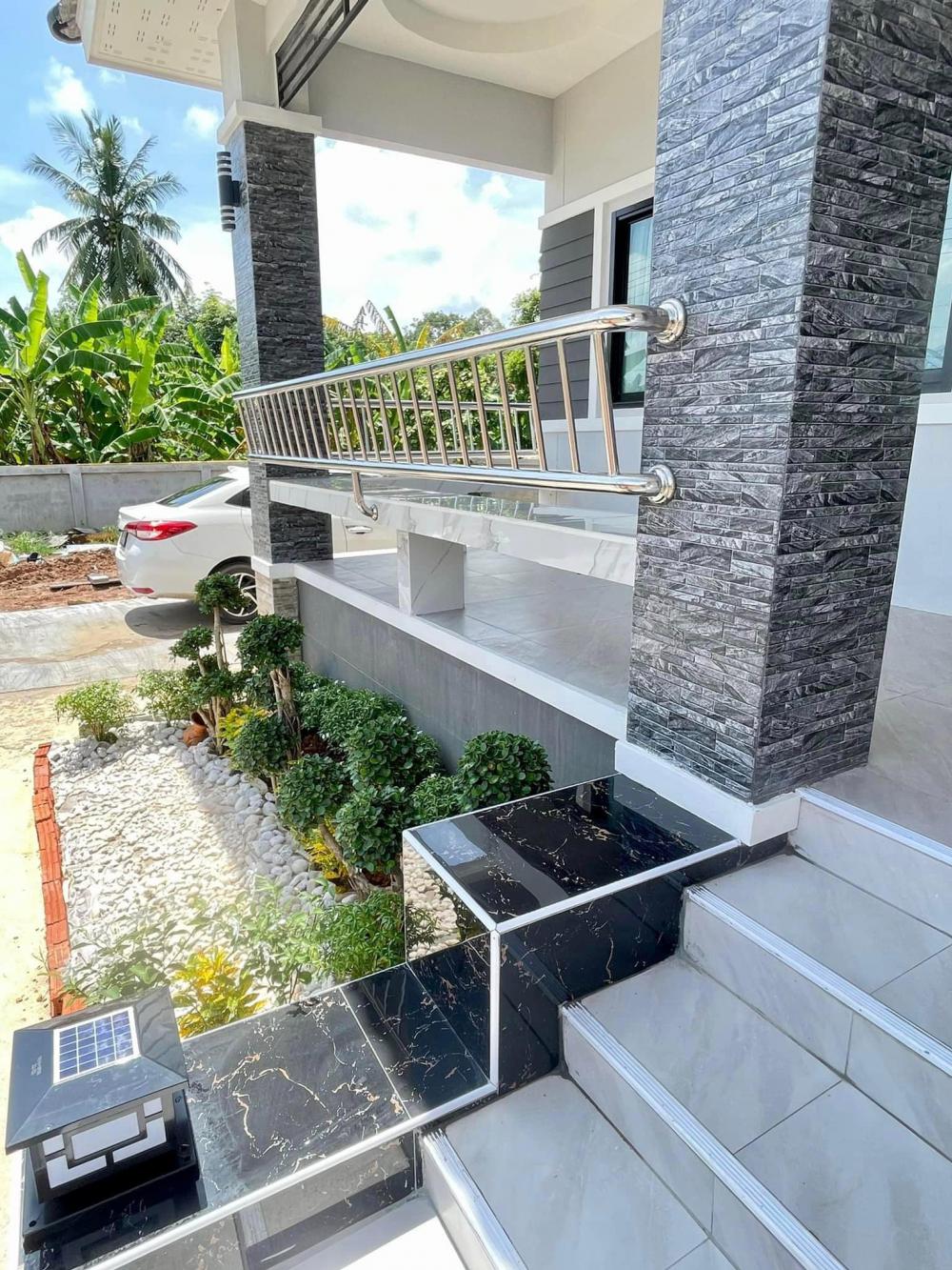 บ้านทรงปั้นหยายกพื้นสูง 3 ห้องนอน 3 ห้องน้ำ และห้องอื่นๆ งบ 1.54 ล้านบาท 