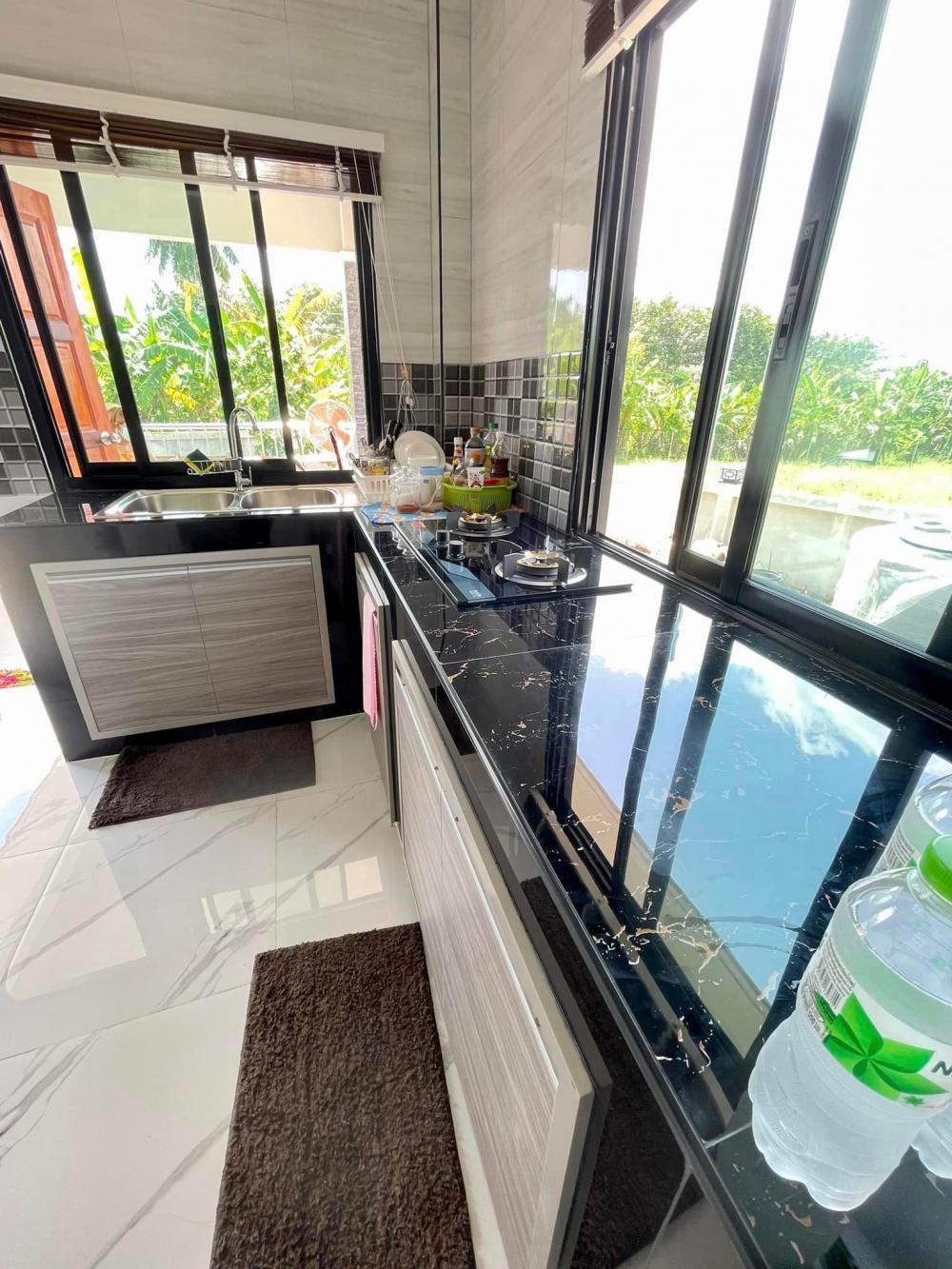 บ้านทรงปั้นหยายกพื้นสูง 3 ห้องนอน 3 ห้องน้ำ และห้องอื่นๆ งบ 1.54 ล้านบาท 