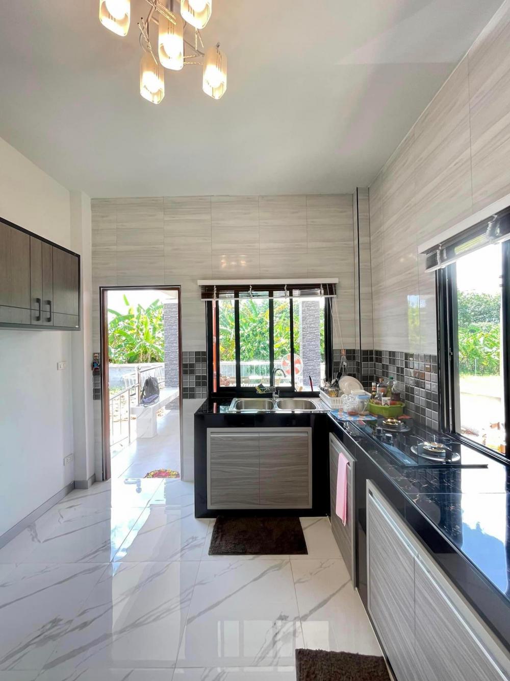 บ้านทรงปั้นหยายกพื้นสูง 3 ห้องนอน 3 ห้องน้ำ และห้องอื่นๆ งบ 1.54 ล้านบาท 