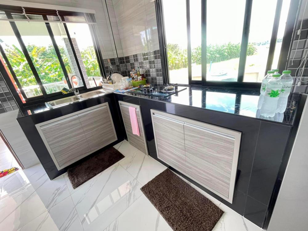 บ้านทรงปั้นหยายกพื้นสูง 3 ห้องนอน 3 ห้องน้ำ และห้องอื่นๆ งบ 1.54 ล้านบาท 