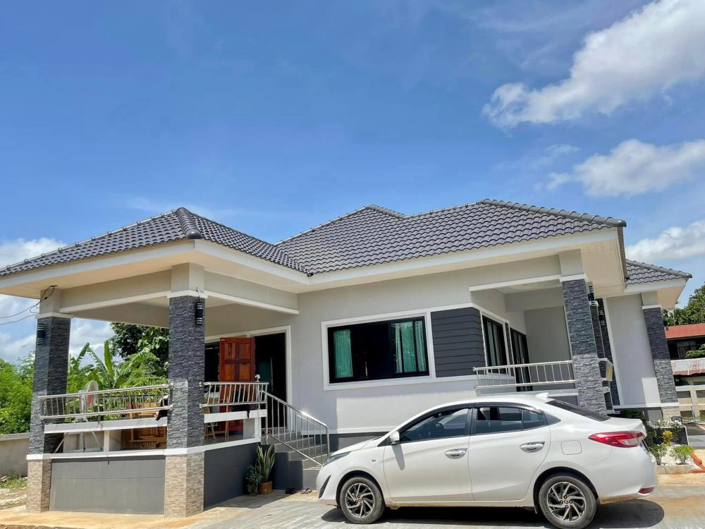 บ้านทรงปั้นหยายกพื้นสูง 3 ห้องนอน 3 ห้องน้ำ และห้องอื่นๆ งบ 1.54 ล้านบาท 