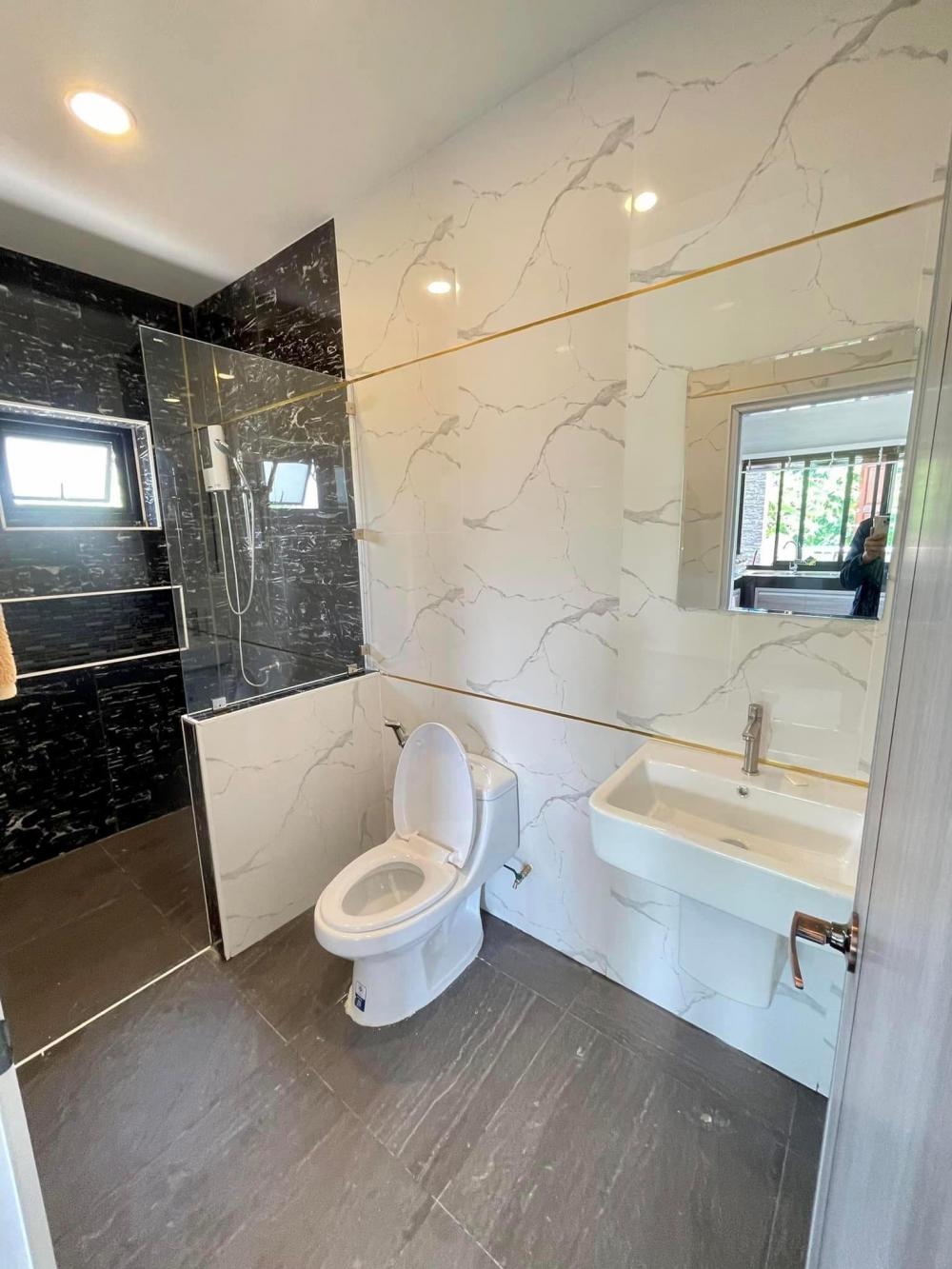 บ้านทรงปั้นหยายกพื้นสูง 3 ห้องนอน 3 ห้องน้ำ และห้องอื่นๆ งบ 1.54 ล้านบาท 