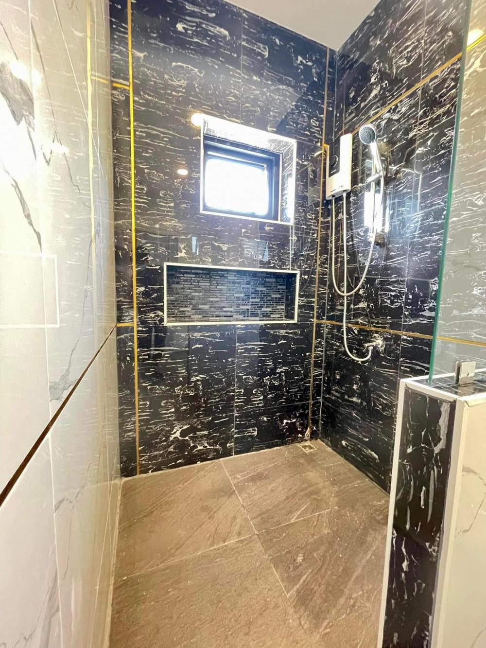 บ้านทรงปั้นหยายกพื้นสูง 3 ห้องนอน 3 ห้องน้ำ และห้องอื่นๆ งบ 1.54 ล้านบาท 