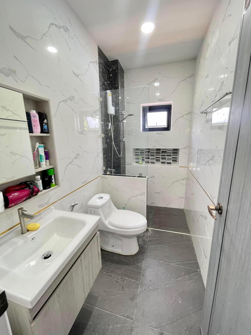 บ้านทรงปั้นหยายกพื้นสูง 3 ห้องนอน 3 ห้องน้ำ และห้องอื่นๆ งบ 1.54 ล้านบาท 