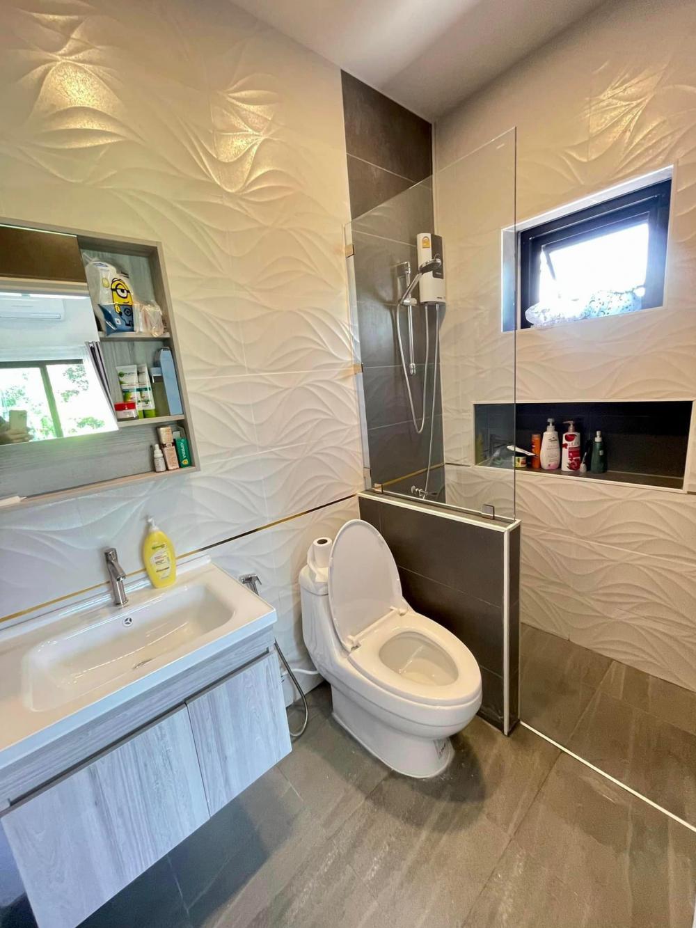 บ้านทรงปั้นหยายกพื้นสูง 3 ห้องนอน 3 ห้องน้ำ และห้องอื่นๆ งบ 1.54 ล้านบาท 