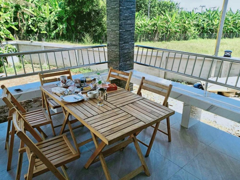 บ้านทรงปั้นหยายกพื้นสูง 3 ห้องนอน 3 ห้องน้ำ และห้องอื่นๆ งบ 1.54 ล้านบาท 