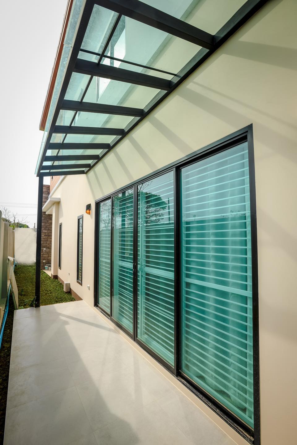 บ้านสไตล์โมเดิร์น 2 ชั้น หน้าแคบ