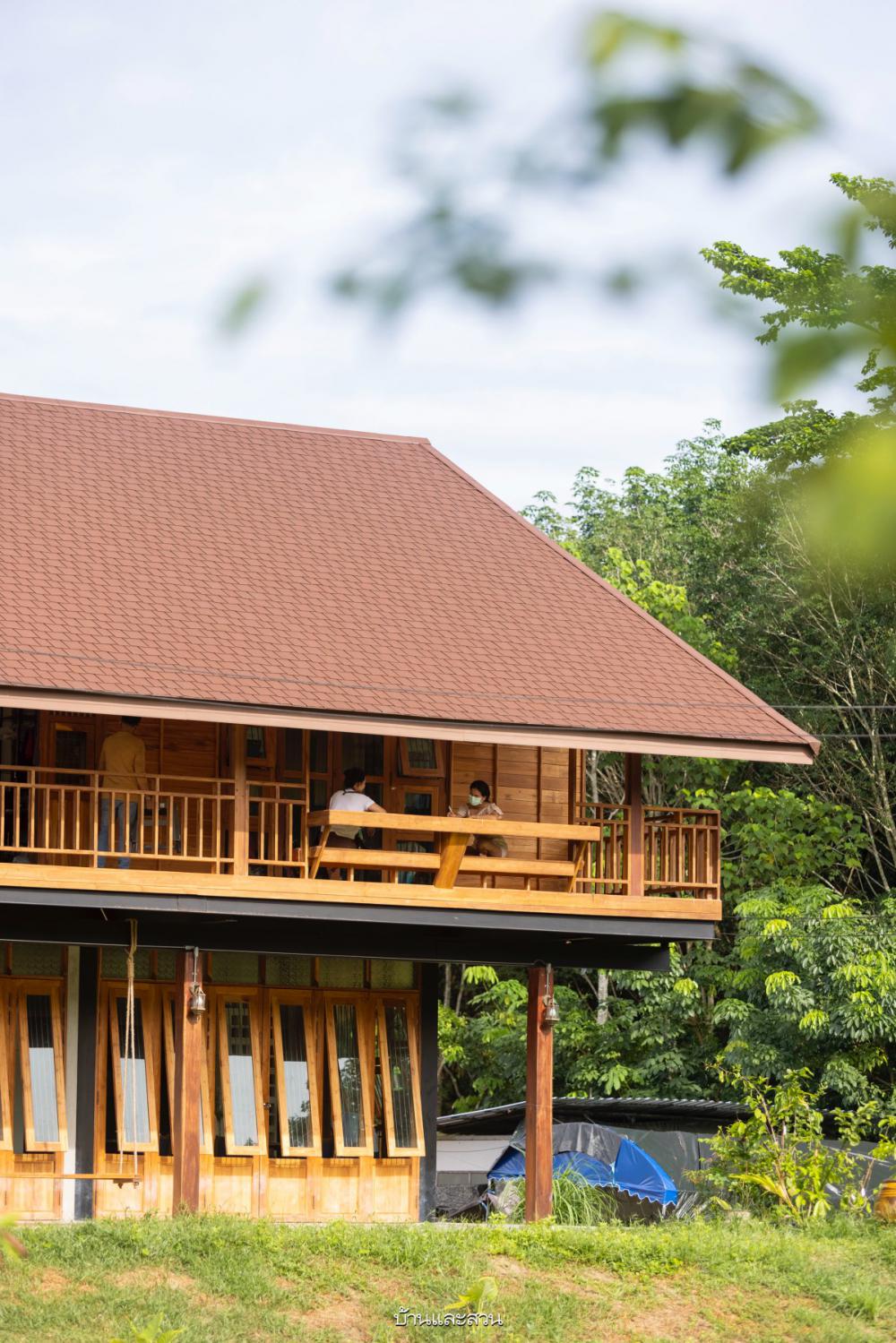 ไอเดียบ้านสวนสวย 2 ชั้นอบอุ่นด้วยงานไม้