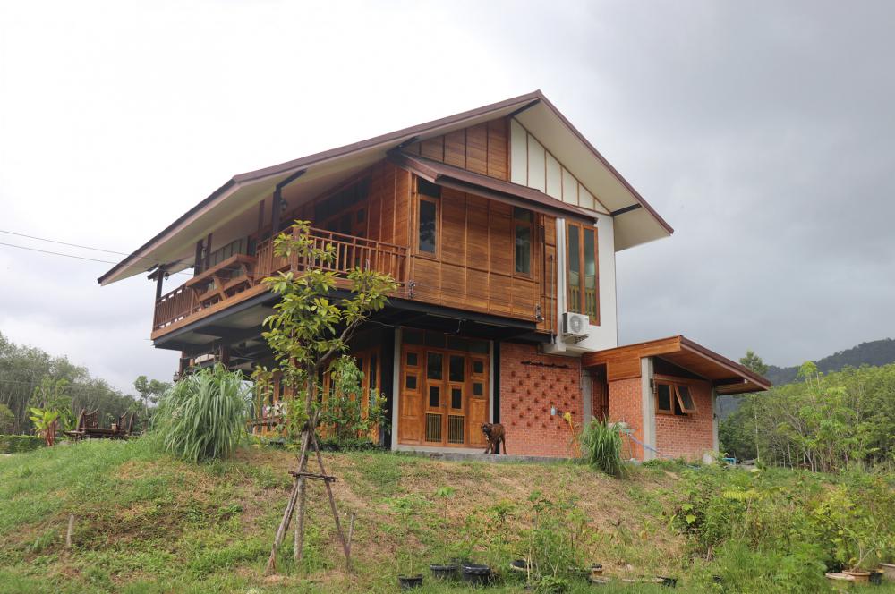 ไอเดียบ้านสวนสวย 2 ชั้นอบอุ่นด้วยงานไม้