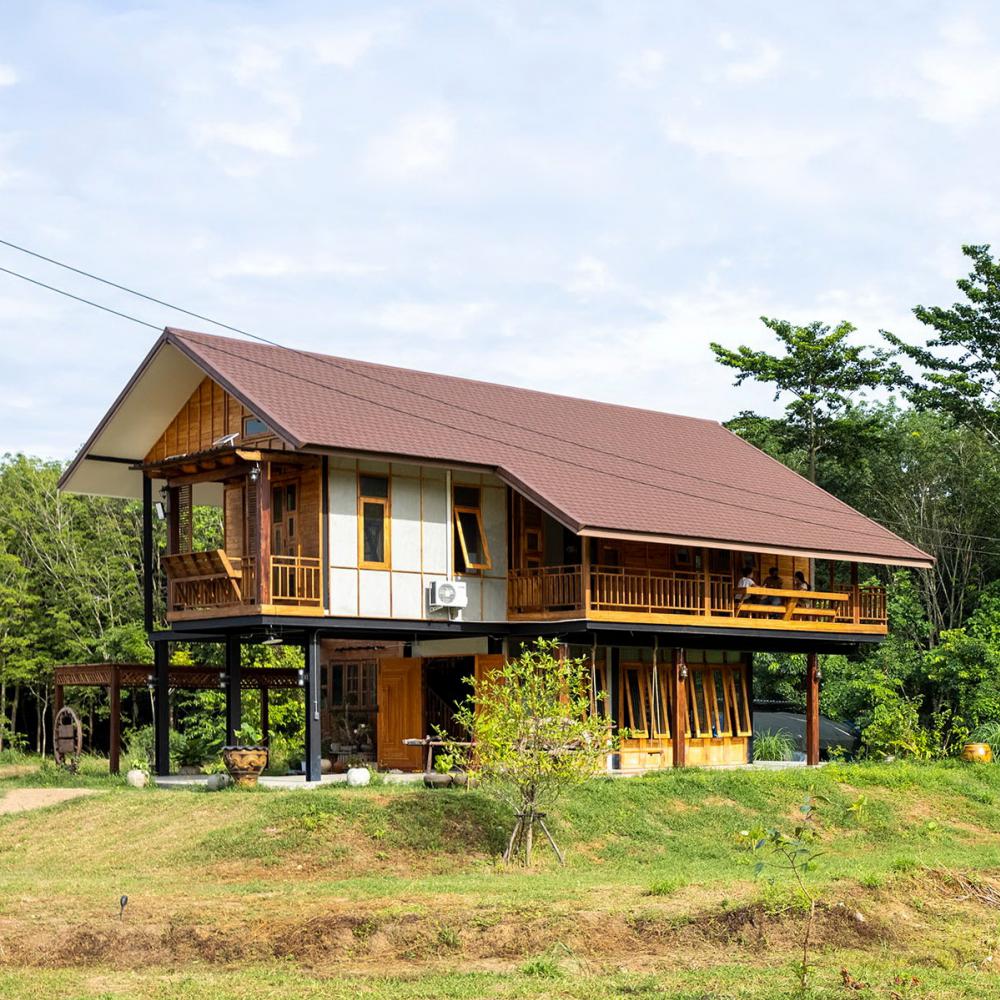 ไอเดียบ้านสวนสวย 2 ชั้นอบอุ่นด้วยงานไม้