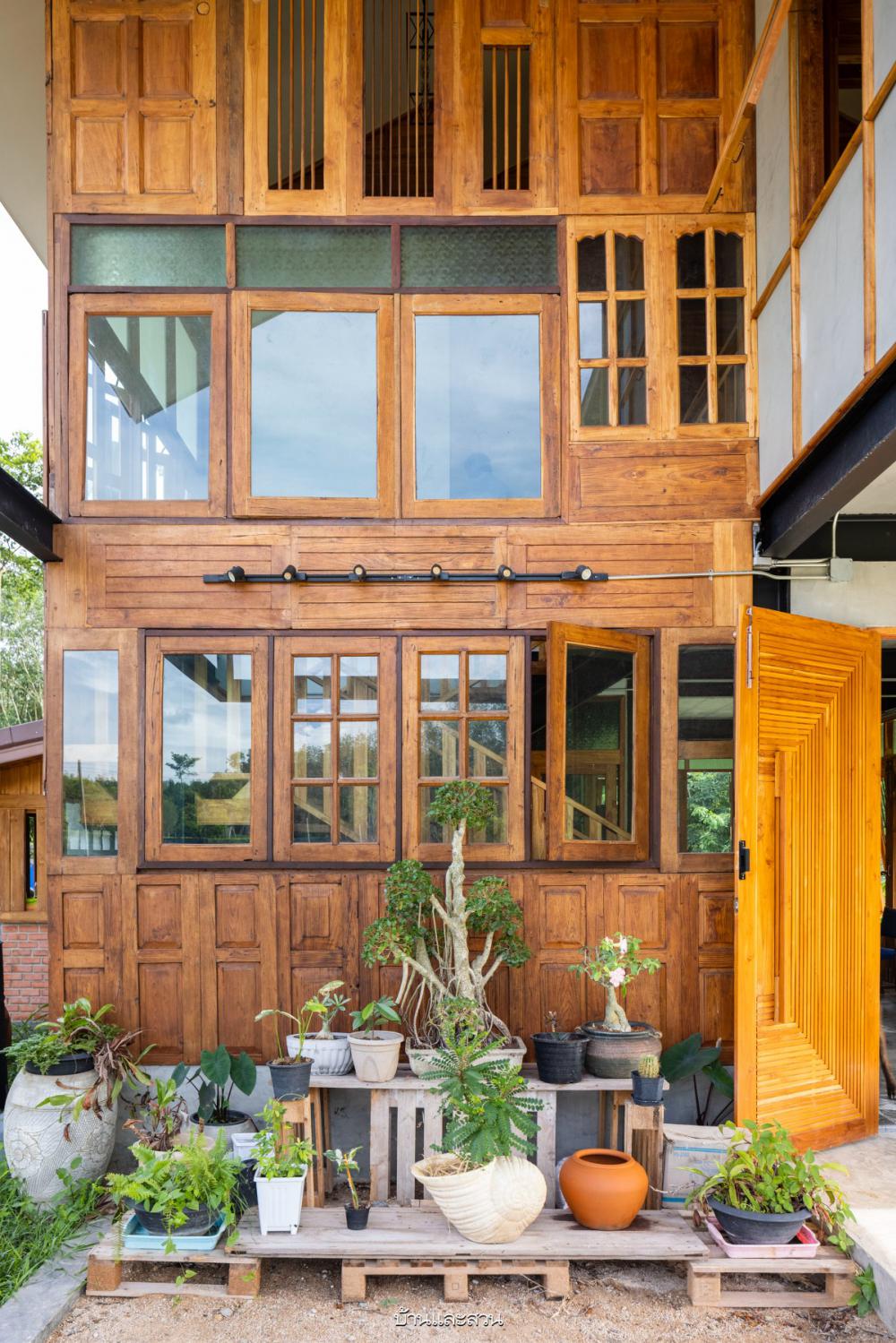 ไอเดียบ้านสวนสวย 2 ชั้นอบอุ่นด้วยงานไม้