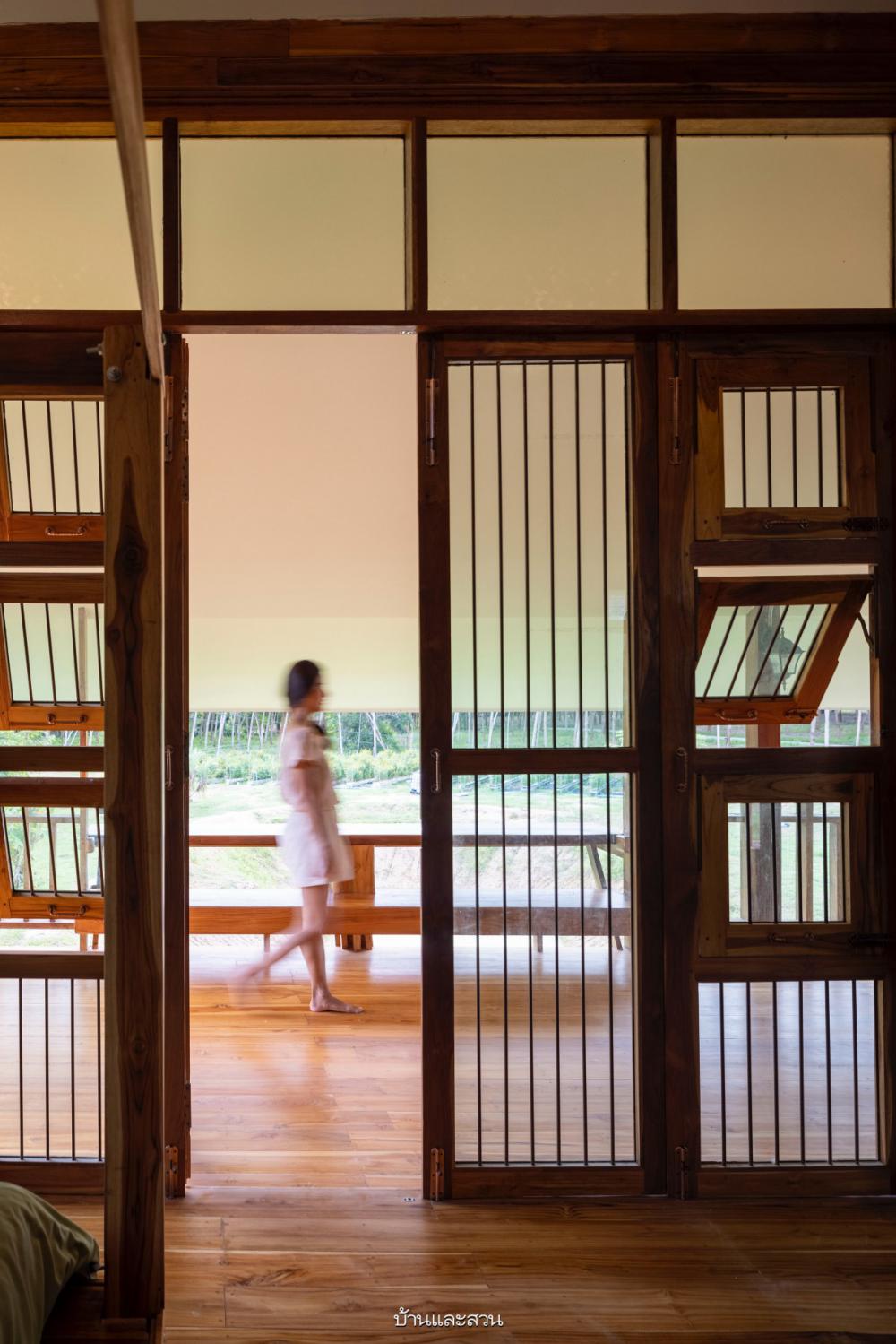 ไอเดียบ้านสวนสวย 2 ชั้นอบอุ่นด้วยงานไม้