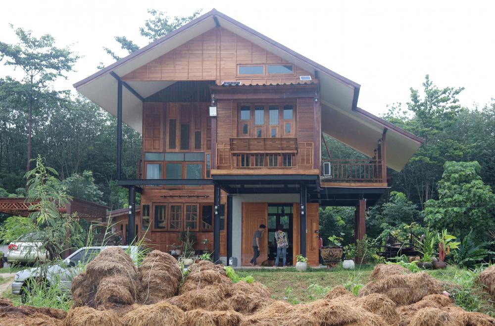 ไอเดียบ้านสวนสวย 2 ชั้นอบอุ่นด้วยงานไม้