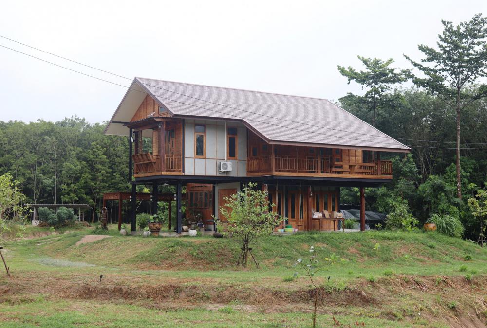 ไอเดียบ้านสวนสวย 2 ชั้นอบอุ่นด้วยงานไม้