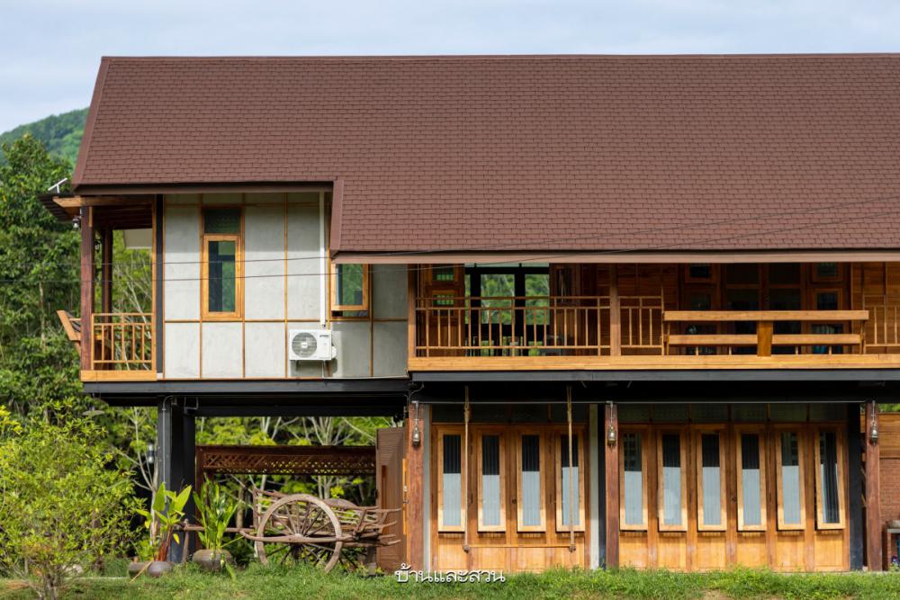 ไอเดียบ้านสวนสวย 2 ชั้นอบอุ่นด้วยงานไม้