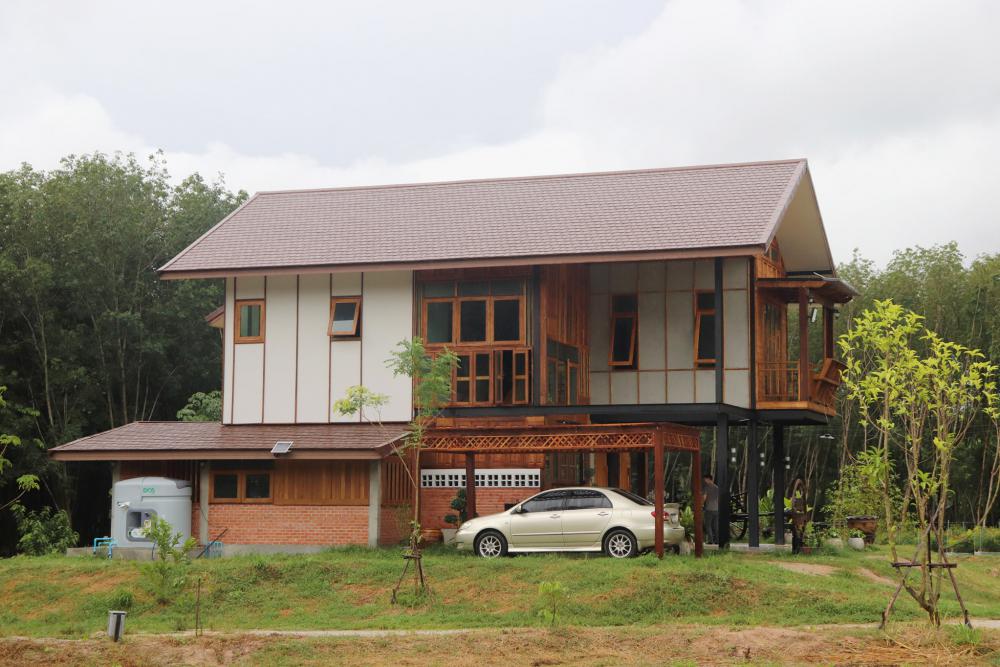 ไอเดียบ้านสวนสวย 2 ชั้นอบอุ่นด้วยงานไม้